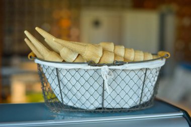 Sepette dondurma külahları var. .