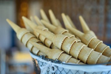 Sepette dondurma külahları var. .