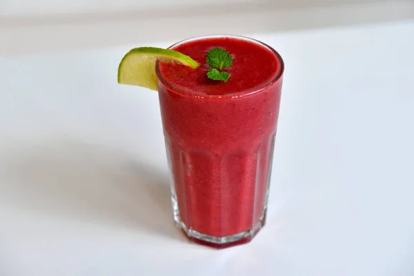 Kavanozda saman bulunan sağlıklı kırmızı smoothie beyaz üzerine izole edilmiş.