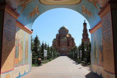 Saraktash. Trinity Simeonov Merhamet Manastırı. Üçlemeci Hayat Veren Katedral.
