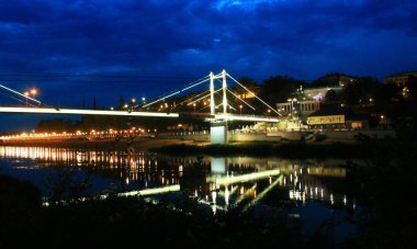 Ural nehri üzerindeki köprü, gece yürümek