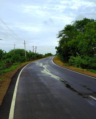 Yağmurdan sonra boş bir yol