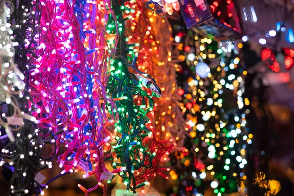Farbige Weihnachtsbeleuchtung Auf Dem Wochenmarkt — Stockfoto