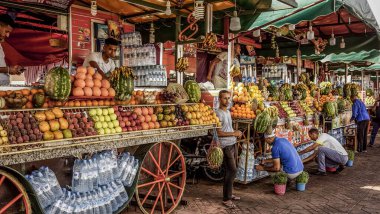 Marakeş 'teki mobil meyve ve meyve suyu dükkanları (Fas)