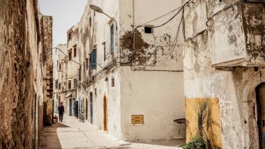Beyaz evleri olan tipik Essaouira caddesi (Fas)