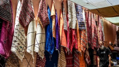 Zouk sokağı ve Marakeş 'teki dükkanlar (Fas))