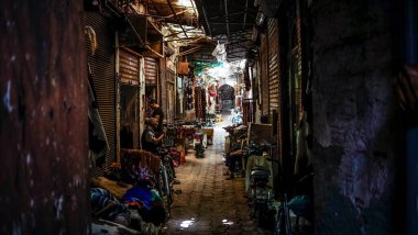 Zouk sokağı ve Marakeş 'teki dükkanlar (Fas))