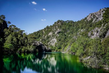 Sierra de Cazorla 'da göl ve dağlarla çevrili manzara - Endülüs - İspanya