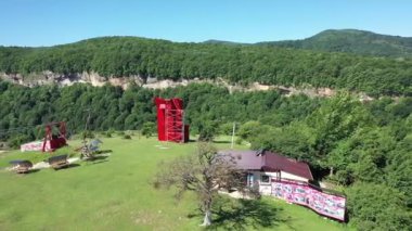 Batı Kafkasya. Kamennomostky köyünün çevresi, Mishoko Nehri boğazındaki uç bir park..