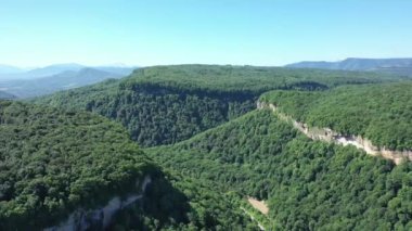 Batı Kafkasya. Kamennomostky köyü, Belaya nehir vadisi yazın..