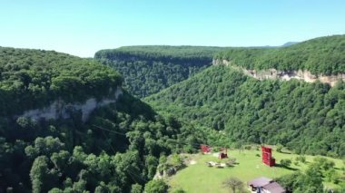 Batı Kafkasya. Kamennomostky Köyü, Mishoko Nehri Vadisi Yazın.