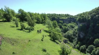 Batı Kafkasya. Kamennomostky Köyü, Mishoko Nehri Vadisi Yazın.