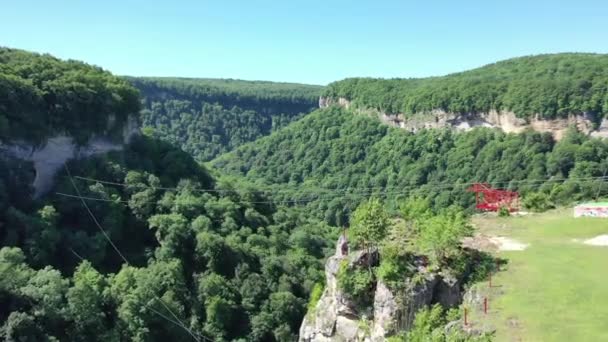 Caucase de l'Ouest. Le village de Kamennomostky, la gorge de la rivière Mishoko et la rivière Belaya en été.