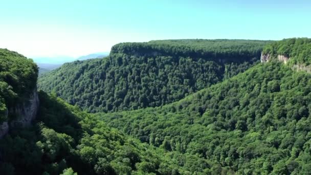 西コーカサス 夏にはカメノモストスキー村 三子川とベラヤ川の峡谷 — ストック動画