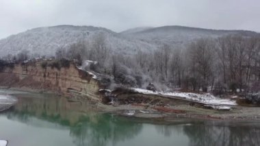 - Rusya. Batı Kafkasya. Beyaz Nehir, Kamennomostky köyünde kışın
