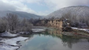 - Rusya. Batı Kafkasya. Beyaz Nehir, Kamennomostky köyünde kışın