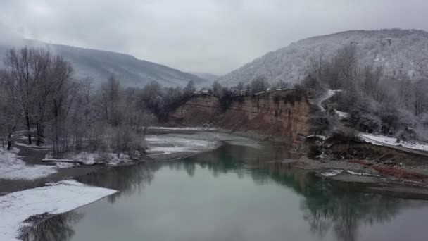 Ρωσία Δυτικός Καύκασος Λευκός Ποταμός Στο Χωριό Kamennomostky Χειμώνα — Αρχείο Βίντεο