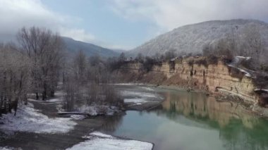 - Rusya. Batı Kafkasya. Kasvetli bir kış sabahı, Kamennomostky köyündeki Belaya Nehri 'nin üzerinde bir kuadrokopterle uçmak..