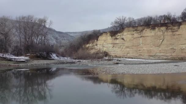 ロシアだ 西コーカサス カメノモストスキー村のベラヤ川の暗い冬の朝の4人乗りのフライト — ストック動画