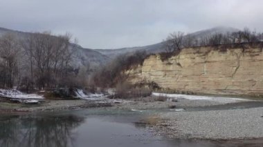 - Rusya. Batı Kafkasya. Kasvetli bir kış sabahı, Kamennomostky köyündeki Belaya Nehri 'nin üzerinde bir kuadrokopterle uçmak..