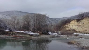 - Rusya. Batı Kafkasya. Kasvetli bir kış sabahı, Kamennomostky köyündeki Belaya Nehri 'nin üzerinde bir kuadrokopterle uçmak..
