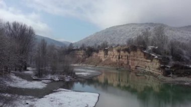 - Rusya. Batı Kafkasya. Kasvetli bir kış sabahı, Kamennomostky köyündeki Belaya Nehri 'nin üzerinde bir kuadrokopterle uçmak..