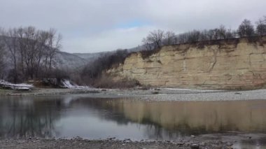 - Rusya. Batı Kafkasya. Kasvetli bir kış sabahı, Kamennomostky köyündeki Belaya Nehri 'nin üzerinde bir kuadrokopterle uçmak..