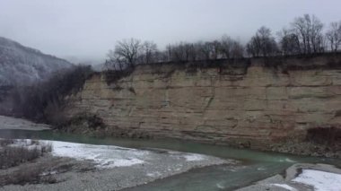 - Rusya. Batı Kafkasya. Kasvetli bir kış sabahı, Kamennomostky köyündeki Belaya Nehri 'nin üzerinde bir kuadrokopterle uçmak..