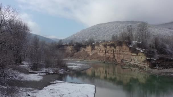 俄罗斯 西高加索 在一个阴郁的冬日清晨 乘坐四轮车在Kamennomostky村Belaya河上空飞行 — 图库视频影像