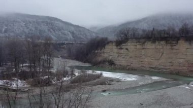 - Rusya. Batı Kafkasya. Kışın Belaya Nehri üzerinde Kamennomostky köyünde Quadcopter uçuşları