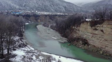 - Rusya. Batı Kafkasya. Kışın Belaya Nehri üzerinde, Kamennomostky köyünde sabah uçuşları.