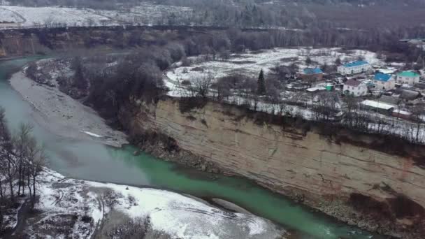 Rusya Batı Kafkasya Kışın Belaya Nehri Üzerinde Kamennomostky Köyünde Quadcopter — Stok video
