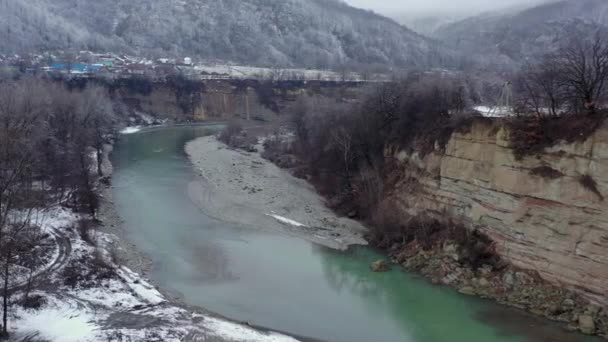 Rusya Batı Kafkasya Kışın Belaya Nehri Üzerinde Kamennomostky Köyünde Sabah — Stok video