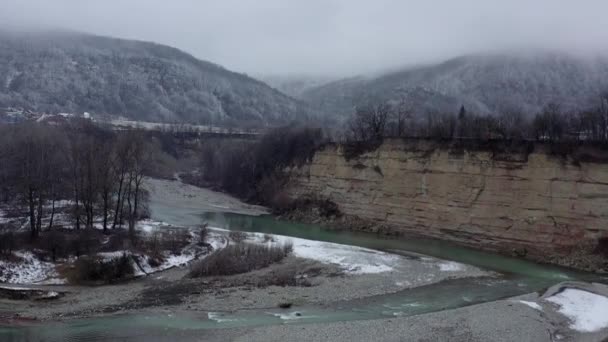 Rusya Batı Kafkasya Kışın Belaya Nehri Üzerinde Kamennomostky Köyünde Sabah — Stok video