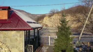 - Rusya. Batı Kafkasya. Kışın Belaya Nehri üzerinde, Kamennomostky köyünde sabah uçuşları.