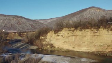 - Rusya. Batı Kafkasya. Kışın Belaya Nehri üzerinde, Kamennomostky köyünde sabah uçuşları.
