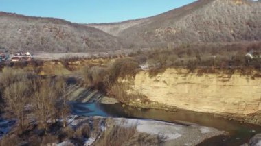 - Rusya. Batı Kafkasya. Kışın Belaya Nehri üzerinde, Kamennomostky köyünde sabah uçuşları.