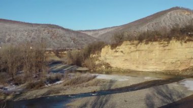 - Rusya. Batı Kafkasya. Kışın Belaya Nehri üzerinde, Kamennomostky köyünde sabah uçuşları.