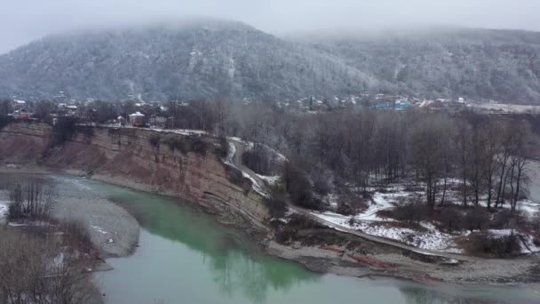 Rusland Vestkaukasus Morgen Flyvninger Quadrocopter Belaya Floden Vinteren Landsbyen Kamennomostky – Stock-video