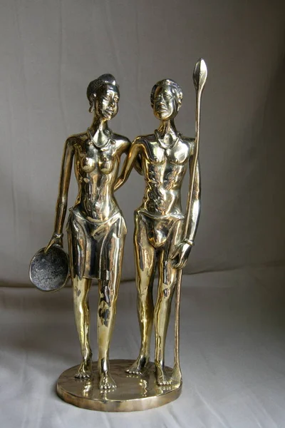 Afrika. Burkina Faso. Halk el sanatları. Bronz figürler kararmış ve sarı.