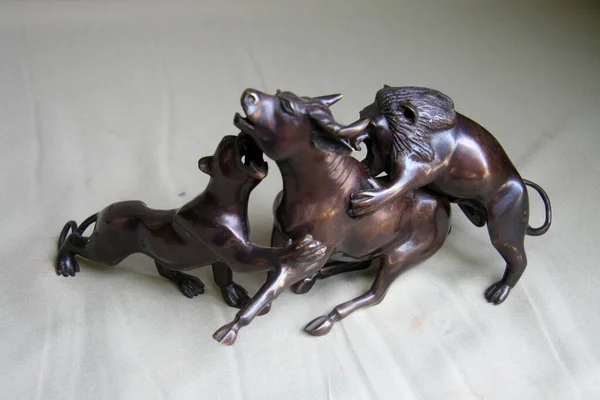 Afrika. Burkina Faso. Halk el sanatları. Bronz figürler kararmış ve sarı.