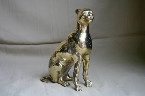 Afrika. Burkina Faso. Halk el sanatları. Bronz figürler kararmış ve sarı.