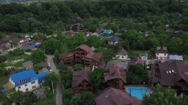 Batı Kafkasya. Kamennomostky yerleşim yeri, Belaya Nehri 'nin taşkın ovasında bir alan. Akşamleyin bir kuadkopter tarafından vuruldu..