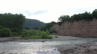 Batı Kafkasya. Kamennomostky köyünün yakınındaki Belaya Nehri. Akşamleyin bir kuadkopter tarafından vuruldu..