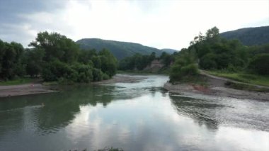 Batı Kafkasya. Kamennomostky köyünün yakınındaki Belaya Nehri. Akşamleyin bir kuadkopter tarafından vuruldu..