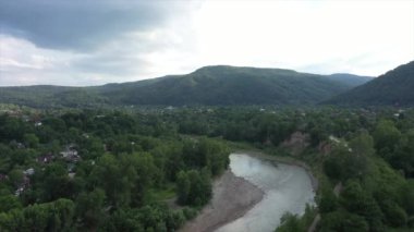 Batı Kafkasya. Kamennomostky köyünün yakınındaki Belaya Nehri. Akşamleyin bir kuadkopter tarafından vuruldu..