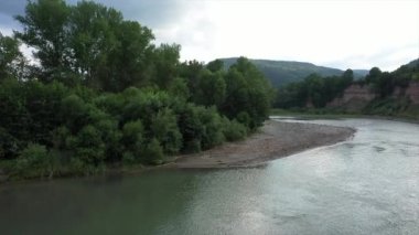 Batı Kafkasya. Kamennomostky köyünün yakınındaki Belaya Nehri. Akşamleyin bir kuadkopter tarafından vuruldu..