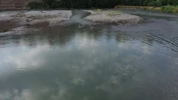 西コーカサス カメノモストスキーの村の近くのベラヤ川 夕方に四分儀で撃たれた — ストック動画