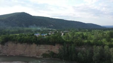 Batı Kafkasya. Kamennomostky köyünün yakınındaki Belaya Nehri. Akşam saatlerinde bir kuadkopterden çekilmiş..