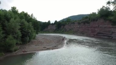 Batı Kafkasya. Kamennomostky köyünün yakınındaki Belaya Nehri. Akşam saatlerinde bir kuadkopterden çekilmiş..